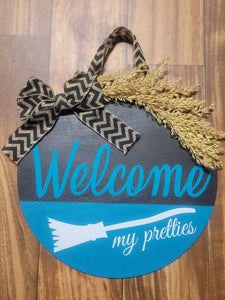 Welcome My Pretties (🧹)12" Wood Circle Sign